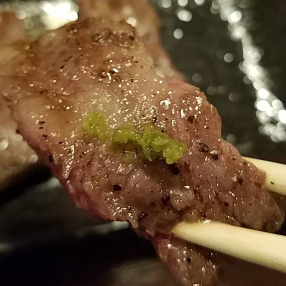 阪急電鉄 園田駅から徒歩4分。尼崎で絶品焼肉を食べるなら「まる喜」深夜11時まで営業。厳選の黒毛和牛を店内にて捌いております。鮮度に自信！切り置きはいたしません。伝統の韓国料理もお楽しみいただけます。